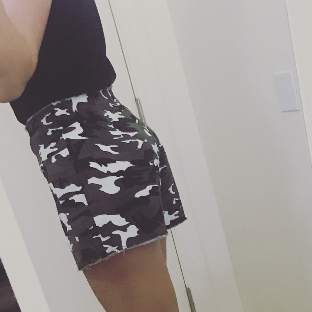 High Waist Camouflage Shorts - Picture 3 of 8